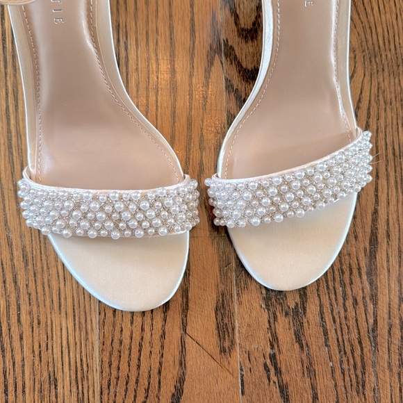 NWT Kelly & Katie Pearl Embellished Heels - Picture 2 of 4